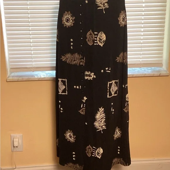 Elegant Black and Cream/Tan Patterned Maxi Skirt - Picture 1 of 4